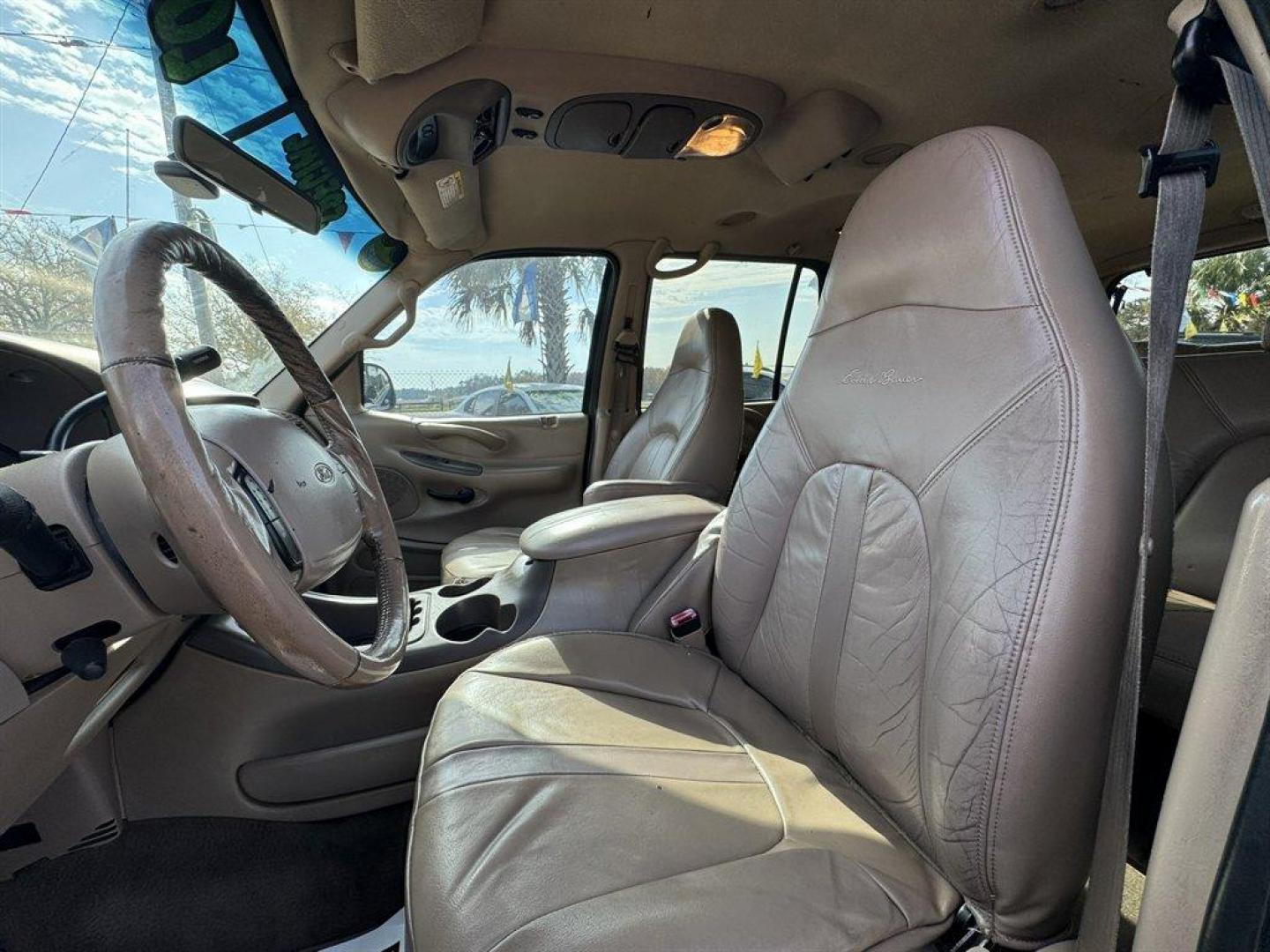 1999 Green /Tan Ford Expedition Eddie Bauer 4WD (1FMPU18L9XL) with an 5.4l V8 EFI Sohc 5.4l engine, Automatic transmission, located at 745 East Steele Rd., West Columbia, SC, 29170, (803) 755-9148, 33.927212, -81.148483 - Special Internet Price! 1999 Ford Expedition - Photo#16