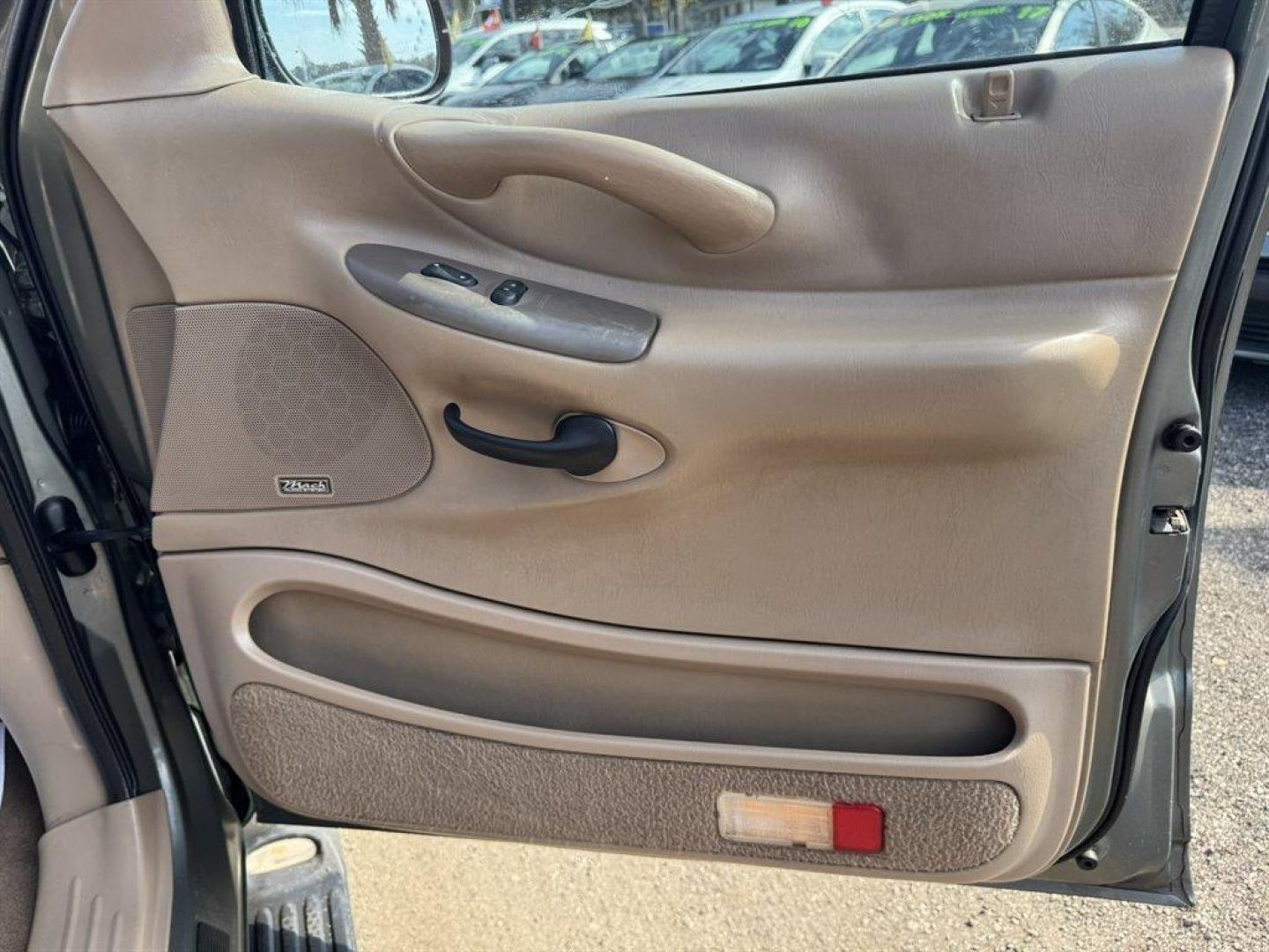 1999 Green /Tan Ford Expedition Eddie Bauer 4WD (1FMPU18L9XL) with an 5.4l V8 EFI Sohc 5.4l engine, Automatic transmission, located at 745 East Steele Rd., West Columbia, SC, 29170, (803) 755-9148, 33.927212, -81.148483 - Special Internet Price! 1999 Ford Expedition - Photo#24