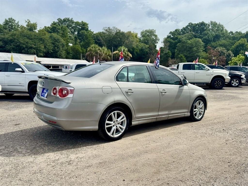2006 Silver /Grey Volkswagen Jetta (3VWSF71K86M) with an 2.5l I-5 MPI 2.5l engine, Auto transmission, located at 745 East Steele Rd., West Columbia, SC, 29170, (803) 755-9148, 33.927212, -81.148483- Photo#2