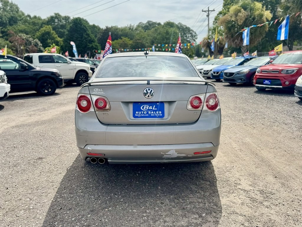 2006 Silver /Grey Volkswagen Jetta (3VWSF71K86M) with an 2.5l I-5 MPI 2.5l engine, Auto transmission, located at 745 East Steele Rd., West Columbia, SC, 29170, (803) 755-9148, 33.927212, -81.148483- Photo#4