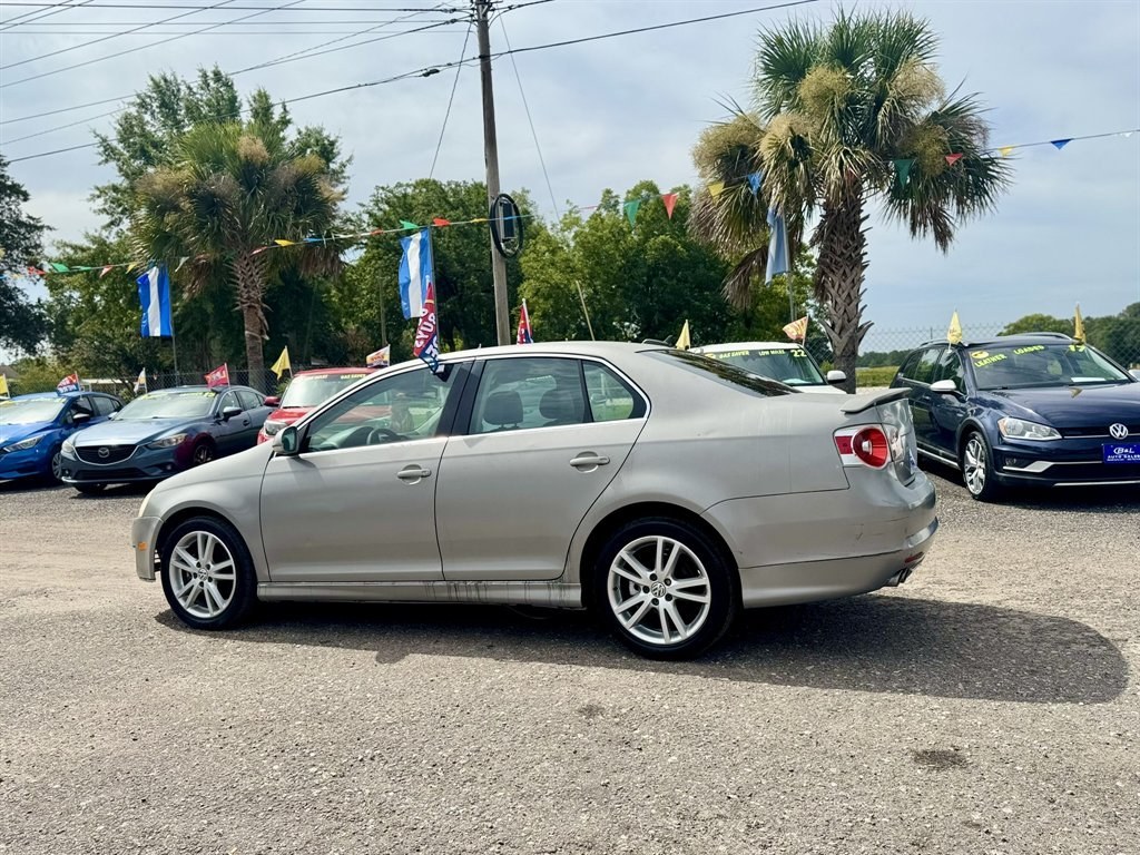 2006 Silver /Grey Volkswagen Jetta (3VWSF71K86M) with an 2.5l I-5 MPI 2.5l engine, Auto transmission, located at 745 East Steele Rd., West Columbia, SC, 29170, (803) 755-9148, 33.927212, -81.148483- Photo#5