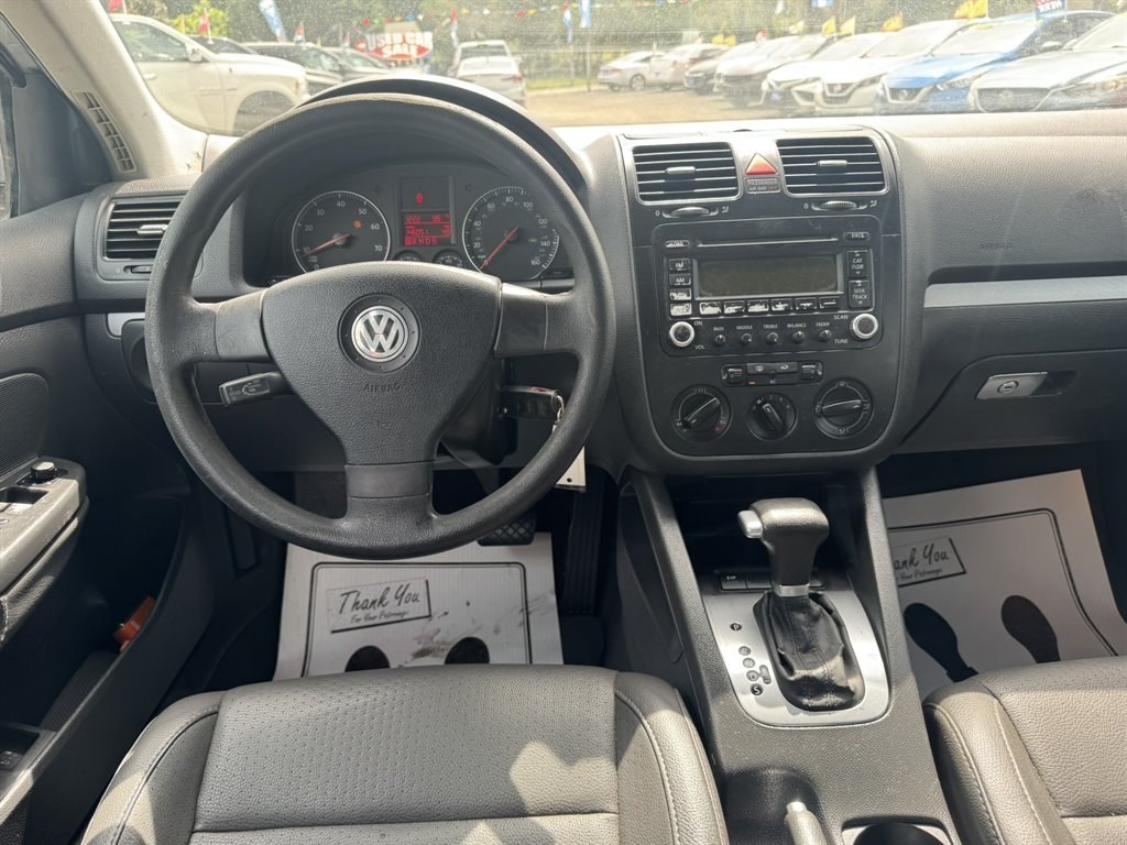 2006 Silver /Grey Volkswagen Jetta (3VWSF71K86M) with an 2.5l I-5 MPI 2.5l engine, Auto transmission, located at 745 East Steele Rd., West Columbia, SC, 29170, (803) 755-9148, 33.927212, -81.148483- Photo#6