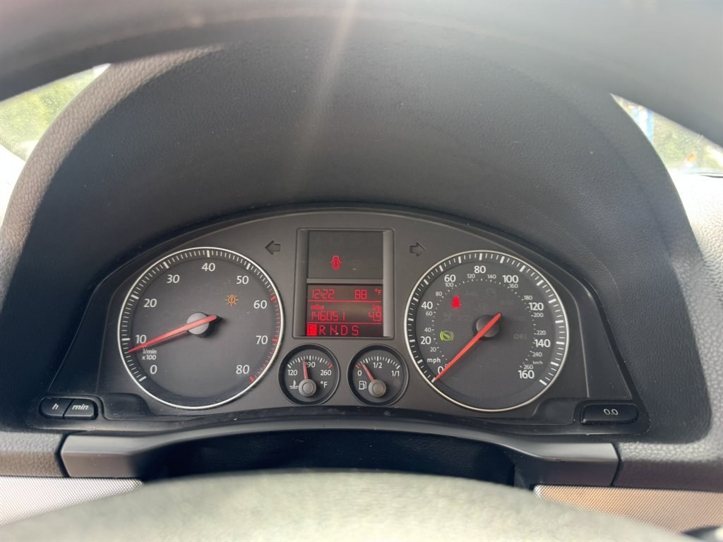 2006 Silver /Grey Volkswagen Jetta (3VWSF71K86M) with an 2.5l I-5 MPI 2.5l engine, Auto transmission, located at 745 East Steele Rd., West Columbia, SC, 29170, (803) 755-9148, 33.927212, -81.148483- Photo#8