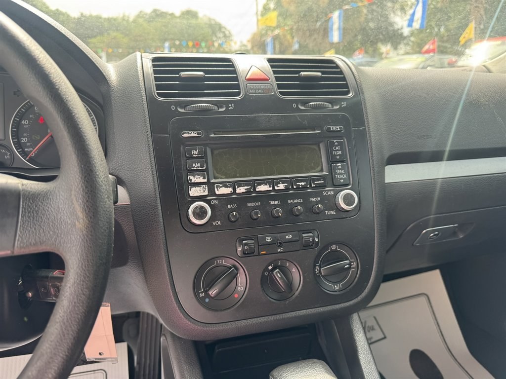 2006 Silver /Grey Volkswagen Jetta (3VWSF71K86M) with an 2.5l I-5 MPI 2.5l engine, Auto transmission, located at 745 East Steele Rd., West Columbia, SC, 29170, (803) 755-9148, 33.927212, -81.148483- Photo#9