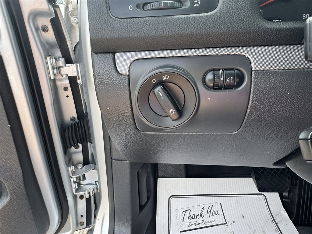 2006 Silver /Grey Volkswagen Jetta (3VWSF71K86M) with an 2.5l I-5 MPI 2.5l engine, Auto transmission, located at 745 East Steele Rd., West Columbia, SC, 29170, (803) 755-9148, 33.927212, -81.148483- Photo#10