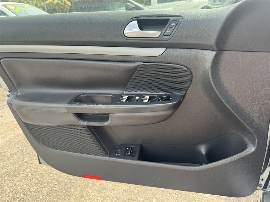 2006 Silver /Grey Volkswagen Jetta (3VWSF71K86M) with an 2.5l I-5 MPI 2.5l engine, Auto transmission, located at 745 East Steele Rd., West Columbia, SC, 29170, (803) 755-9148, 33.927212, -81.148483- Photo#11