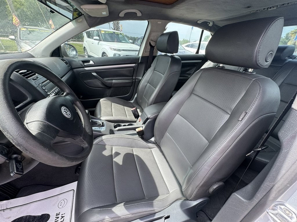 2006 Silver /Grey Volkswagen Jetta (3VWSF71K86M) with an 2.5l I-5 MPI 2.5l engine, Auto transmission, located at 745 East Steele Rd., West Columbia, SC, 29170, (803) 755-9148, 33.927212, -81.148483- Photo#13
