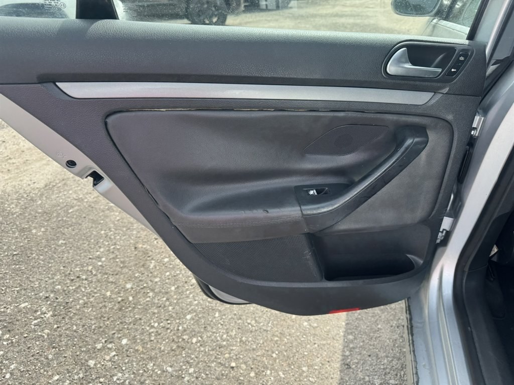 2006 Silver /Grey Volkswagen Jetta (3VWSF71K86M) with an 2.5l I-5 MPI 2.5l engine, Auto transmission, located at 745 East Steele Rd., West Columbia, SC, 29170, (803) 755-9148, 33.927212, -81.148483- Photo#14