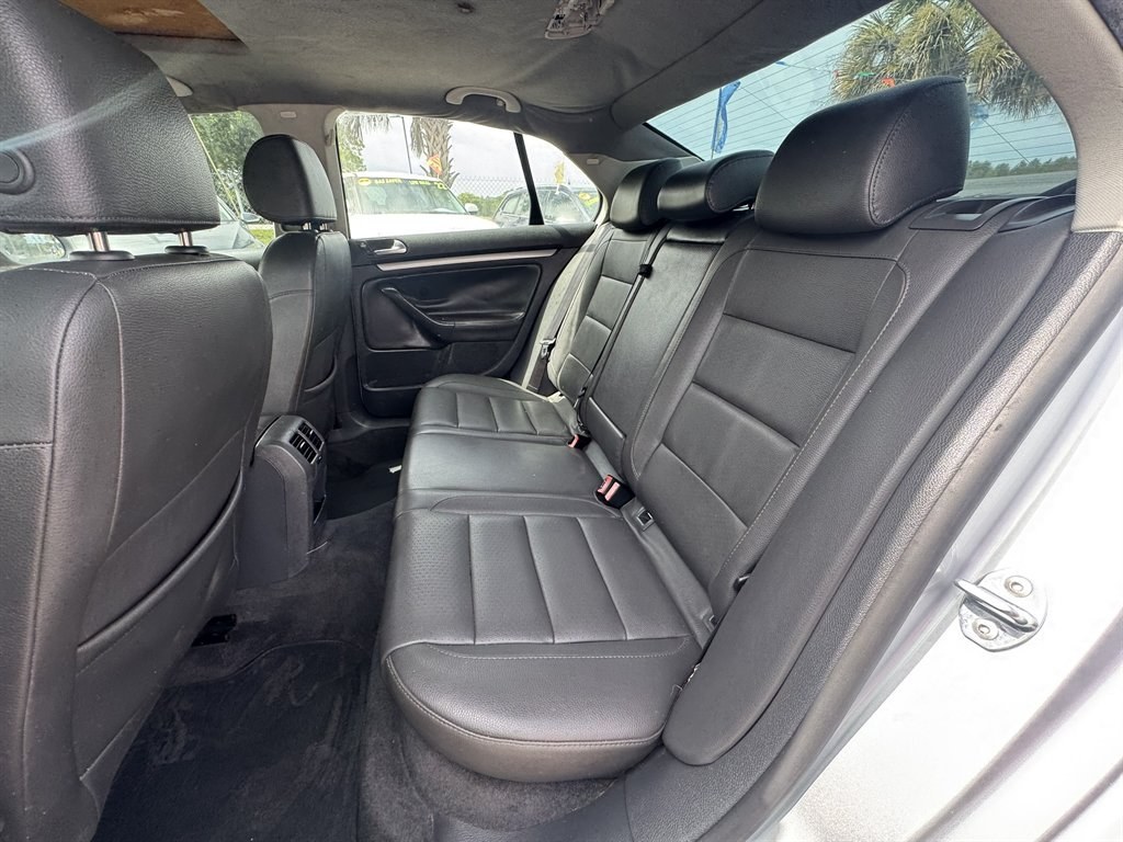 2006 Silver /Grey Volkswagen Jetta (3VWSF71K86M) with an 2.5l I-5 MPI 2.5l engine, Auto transmission, located at 745 East Steele Rd., West Columbia, SC, 29170, (803) 755-9148, 33.927212, -81.148483- Photo#15