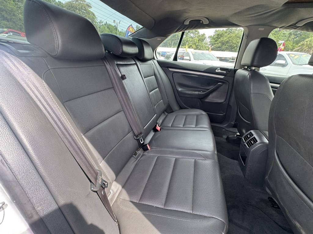 2006 Silver /Grey Volkswagen Jetta (3VWSF71K86M) with an 2.5l I-5 MPI 2.5l engine, Auto transmission, located at 745 East Steele Rd., West Columbia, SC, 29170, (803) 755-9148, 33.927212, -81.148483- Photo#17