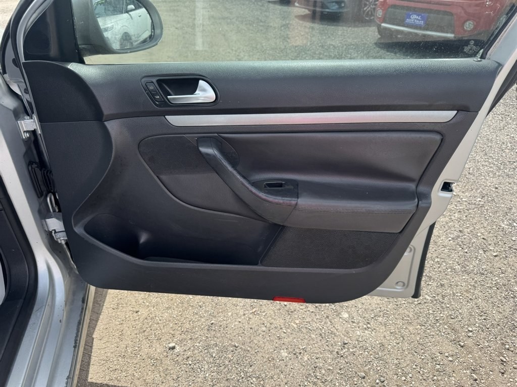 2006 Silver /Grey Volkswagen Jetta (3VWSF71K86M) with an 2.5l I-5 MPI 2.5l engine, Auto transmission, located at 745 East Steele Rd., West Columbia, SC, 29170, (803) 755-9148, 33.927212, -81.148483- Photo#18