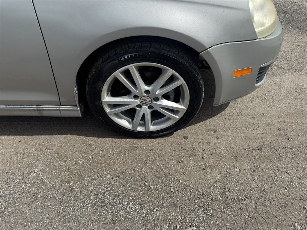 2006 Silver /Grey Volkswagen Jetta (3VWSF71K86M) with an 2.5l I-5 MPI 2.5l engine, Auto transmission, located at 745 East Steele Rd., West Columbia, SC, 29170, (803) 755-9148, 33.927212, -81.148483- Photo#20