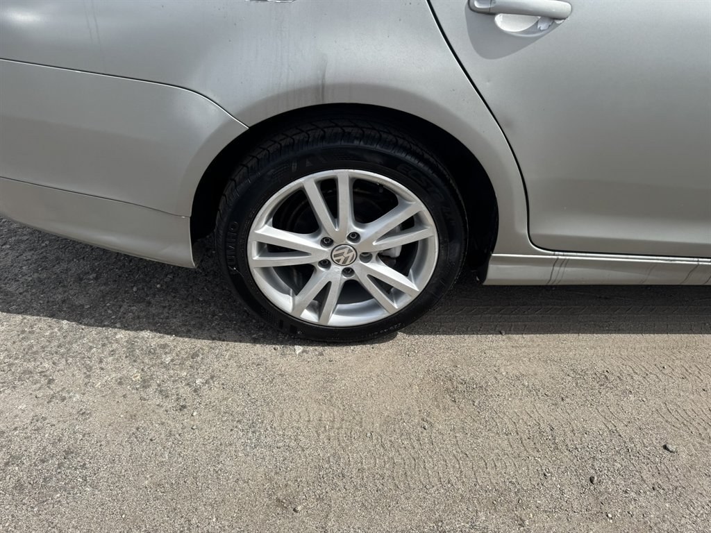 2006 Silver /Grey Volkswagen Jetta (3VWSF71K86M) with an 2.5l I-5 MPI 2.5l engine, Auto transmission, located at 745 East Steele Rd., West Columbia, SC, 29170, (803) 755-9148, 33.927212, -81.148483- Photo#21