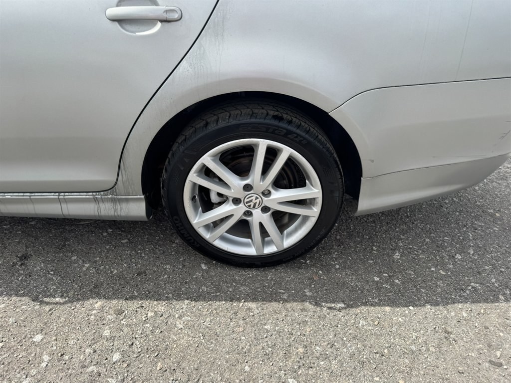 2006 Silver /Grey Volkswagen Jetta (3VWSF71K86M) with an 2.5l I-5 MPI 2.5l engine, Auto transmission, located at 745 East Steele Rd., West Columbia, SC, 29170, (803) 755-9148, 33.927212, -81.148483- Photo#22
