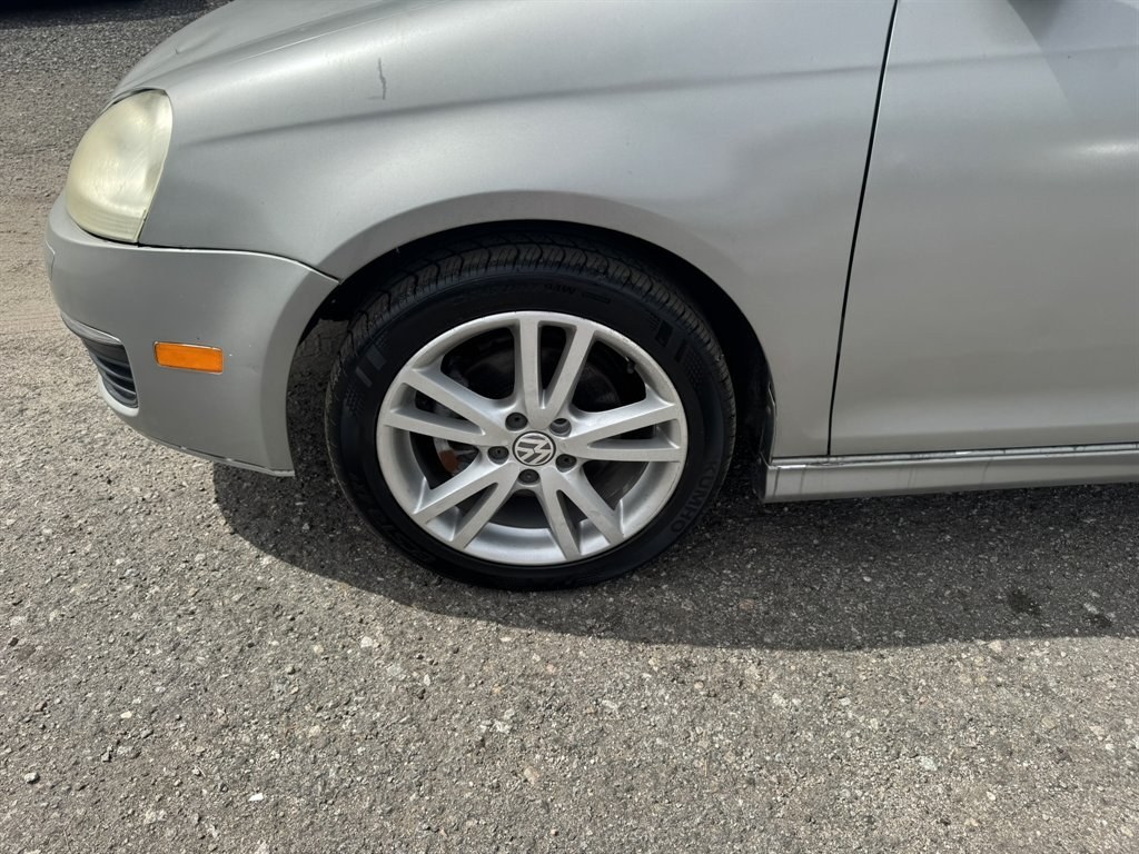 2006 Silver /Grey Volkswagen Jetta (3VWSF71K86M) with an 2.5l I-5 MPI 2.5l engine, Auto transmission, located at 745 East Steele Rd., West Columbia, SC, 29170, (803) 755-9148, 33.927212, -81.148483- Photo#23
