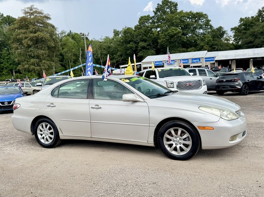 2004 Grey /Grey Lexus ES 330 (JTHBA30G440) with an 3.3l V6 MPI Dohc 3.3l engine, Automatic transmission, located at 745 East Steele Rd., West Columbia, SC, 29170, (803) 755-9148, 33.927212, -81.148483- Photo#2