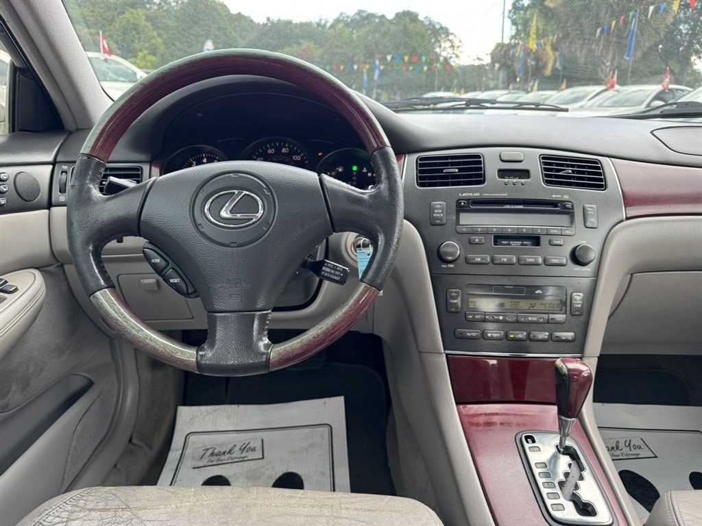 2004 Grey /Grey Lexus ES 330 (JTHBA30G440) with an 3.3l V6 MPI Dohc 3.3l engine, Automatic transmission, located at 745 East Steele Rd., West Columbia, SC, 29170, (803) 755-9148, 33.927212, -81.148483- Photo#6