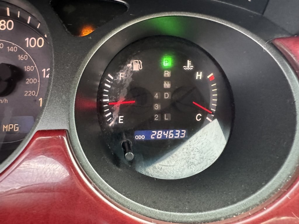 2004 Grey /Grey Lexus ES 330 (JTHBA30G440) with an 3.3l V6 MPI Dohc 3.3l engine, Automatic transmission, located at 745 East Steele Rd., West Columbia, SC, 29170, (803) 755-9148, 33.927212, -81.148483- Photo#10