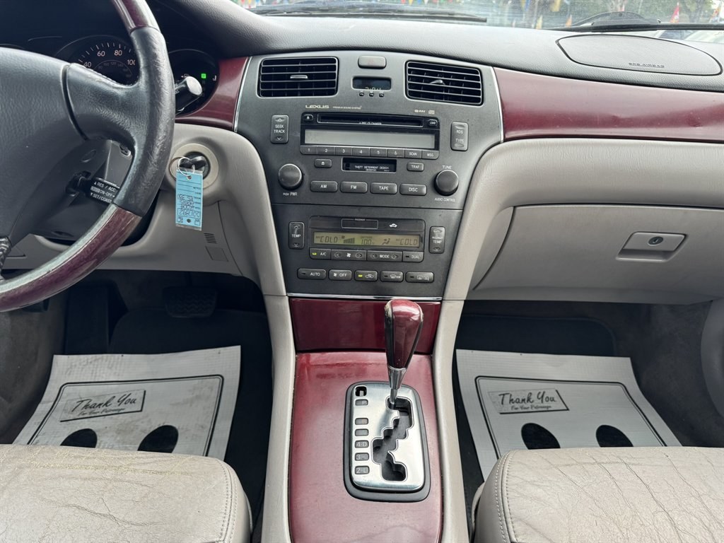 2004 Grey /Grey Lexus ES 330 (JTHBA30G440) with an 3.3l V6 MPI Dohc 3.3l engine, Automatic transmission, located at 745 East Steele Rd., West Columbia, SC, 29170, (803) 755-9148, 33.927212, -81.148483- Photo#11