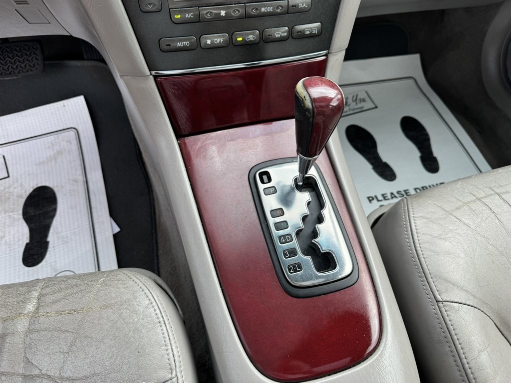 2004 Grey /Grey Lexus ES 330 (JTHBA30G440) with an 3.3l V6 MPI Dohc 3.3l engine, Automatic transmission, located at 745 East Steele Rd., West Columbia, SC, 29170, (803) 755-9148, 33.927212, -81.148483- Photo#13
