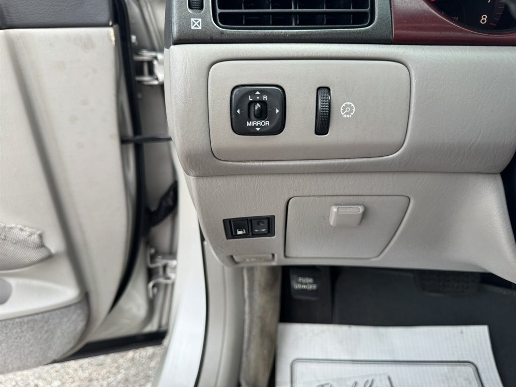 2004 Grey /Grey Lexus ES 330 (JTHBA30G440) with an 3.3l V6 MPI Dohc 3.3l engine, Automatic transmission, located at 745 East Steele Rd., West Columbia, SC, 29170, (803) 755-9148, 33.927212, -81.148483- Photo#16