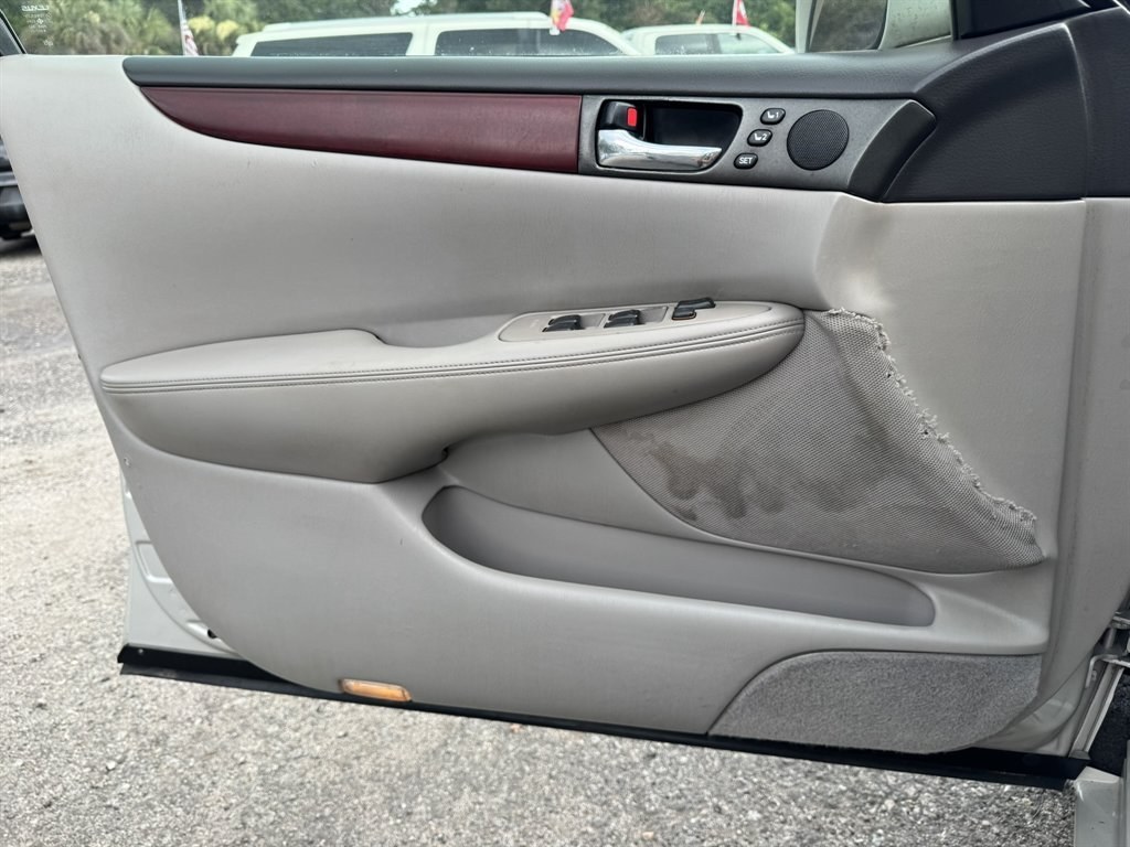 2004 Grey /Grey Lexus ES 330 (JTHBA30G440) with an 3.3l V6 MPI Dohc 3.3l engine, Automatic transmission, located at 745 East Steele Rd., West Columbia, SC, 29170, (803) 755-9148, 33.927212, -81.148483- Photo#17