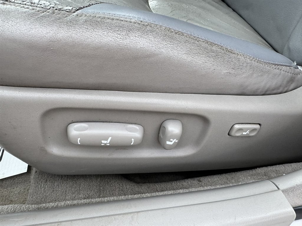 2004 Grey /Grey Lexus ES 330 (JTHBA30G440) with an 3.3l V6 MPI Dohc 3.3l engine, Automatic transmission, located at 745 East Steele Rd., West Columbia, SC, 29170, (803) 755-9148, 33.927212, -81.148483- Photo#20