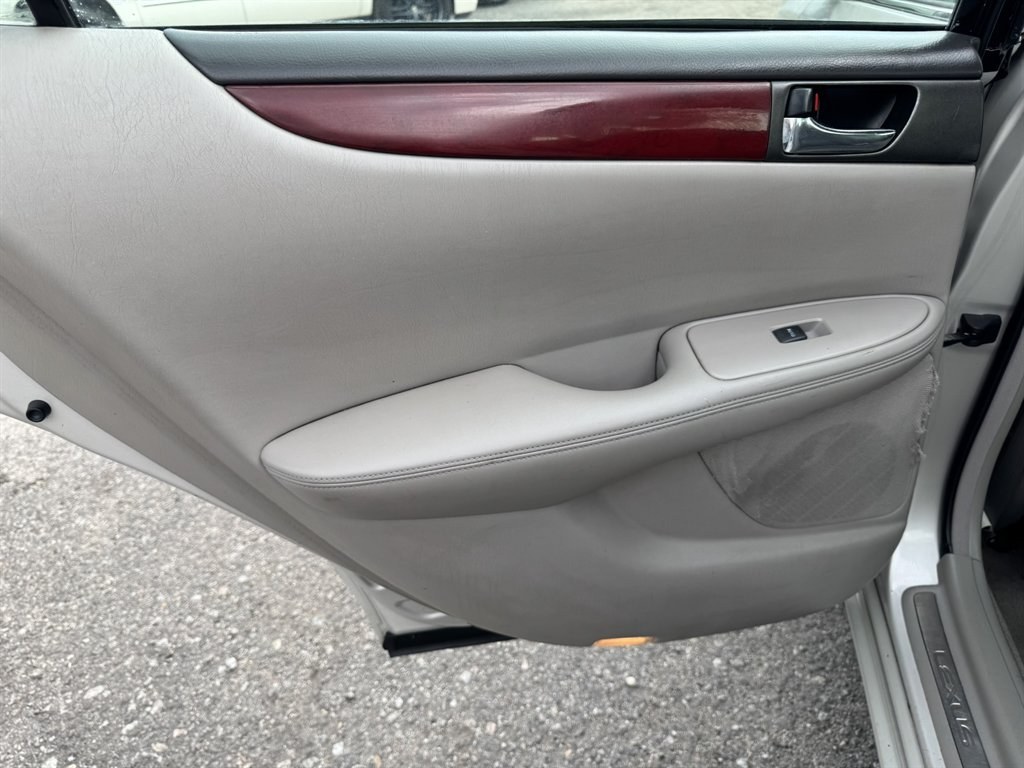 2004 Grey /Grey Lexus ES 330 (JTHBA30G440) with an 3.3l V6 MPI Dohc 3.3l engine, Automatic transmission, located at 745 East Steele Rd., West Columbia, SC, 29170, (803) 755-9148, 33.927212, -81.148483- Photo#21