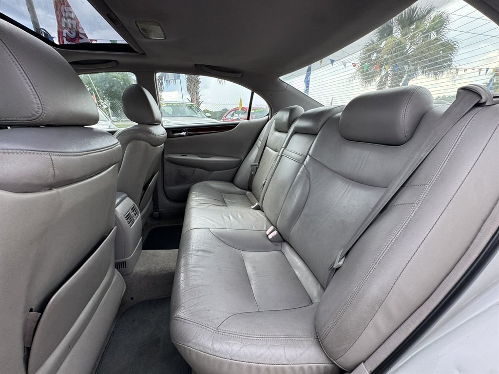 2004 Grey /Grey Lexus ES 330 (JTHBA30G440) with an 3.3l V6 MPI Dohc 3.3l engine, Automatic transmission, located at 745 East Steele Rd., West Columbia, SC, 29170, (803) 755-9148, 33.927212, -81.148483- Photo#22