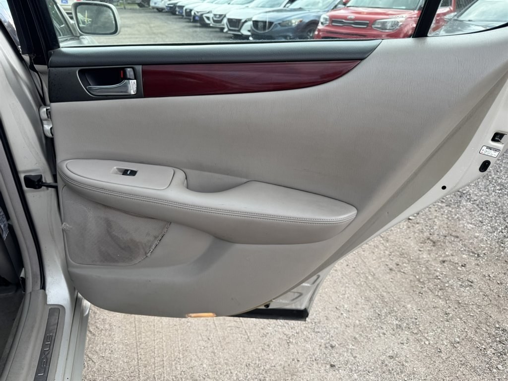 2004 Grey /Grey Lexus ES 330 (JTHBA30G440) with an 3.3l V6 MPI Dohc 3.3l engine, Automatic transmission, located at 745 East Steele Rd., West Columbia, SC, 29170, (803) 755-9148, 33.927212, -81.148483- Photo#23