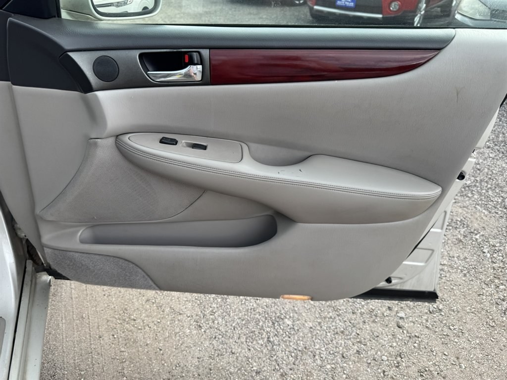 2004 Grey /Grey Lexus ES 330 (JTHBA30G440) with an 3.3l V6 MPI Dohc 3.3l engine, Automatic transmission, located at 745 East Steele Rd., West Columbia, SC, 29170, (803) 755-9148, 33.927212, -81.148483- Photo#25