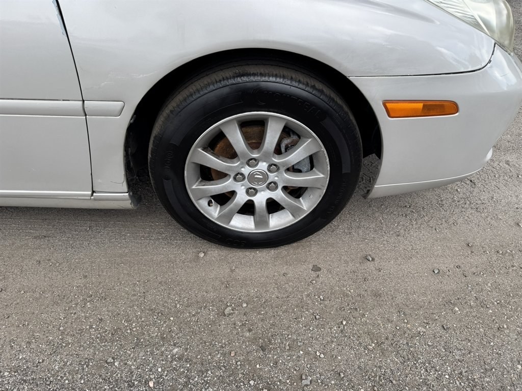 2004 Grey /Grey Lexus ES 330 (JTHBA30G440) with an 3.3l V6 MPI Dohc 3.3l engine, Automatic transmission, located at 745 East Steele Rd., West Columbia, SC, 29170, (803) 755-9148, 33.927212, -81.148483- Photo#27