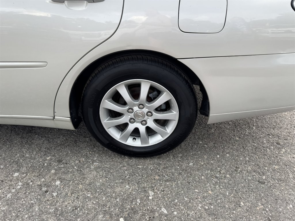 2004 Grey /Grey Lexus ES 330 (JTHBA30G440) with an 3.3l V6 MPI Dohc 3.3l engine, Automatic transmission, located at 745 East Steele Rd., West Columbia, SC, 29170, (803) 755-9148, 33.927212, -81.148483- Photo#29