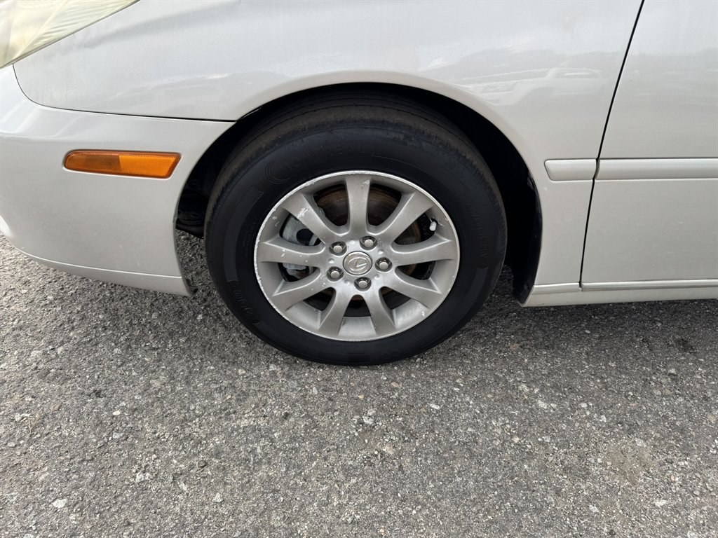 2004 Grey /Grey Lexus ES 330 (JTHBA30G440) with an 3.3l V6 MPI Dohc 3.3l engine, Automatic transmission, located at 745 East Steele Rd., West Columbia, SC, 29170, (803) 755-9148, 33.927212, -81.148483- Photo#30