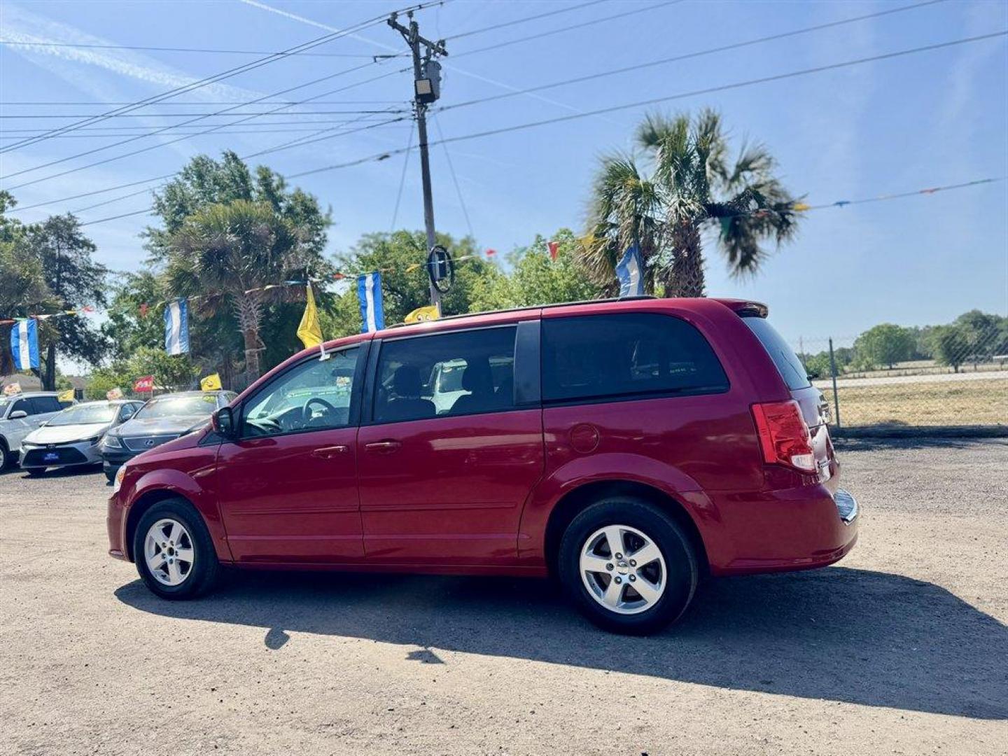 2013 Red /Black Dodge Grand Caravan (2C4RDGCG4DR) with an 3.6l V6 MPI Dohc VVT Flex engine, Automatic transmission, located at 745 East Steele Rd., West Columbia, SC, 29170, (803) 755-9148, 33.927212, -81.148483 - Photo#4