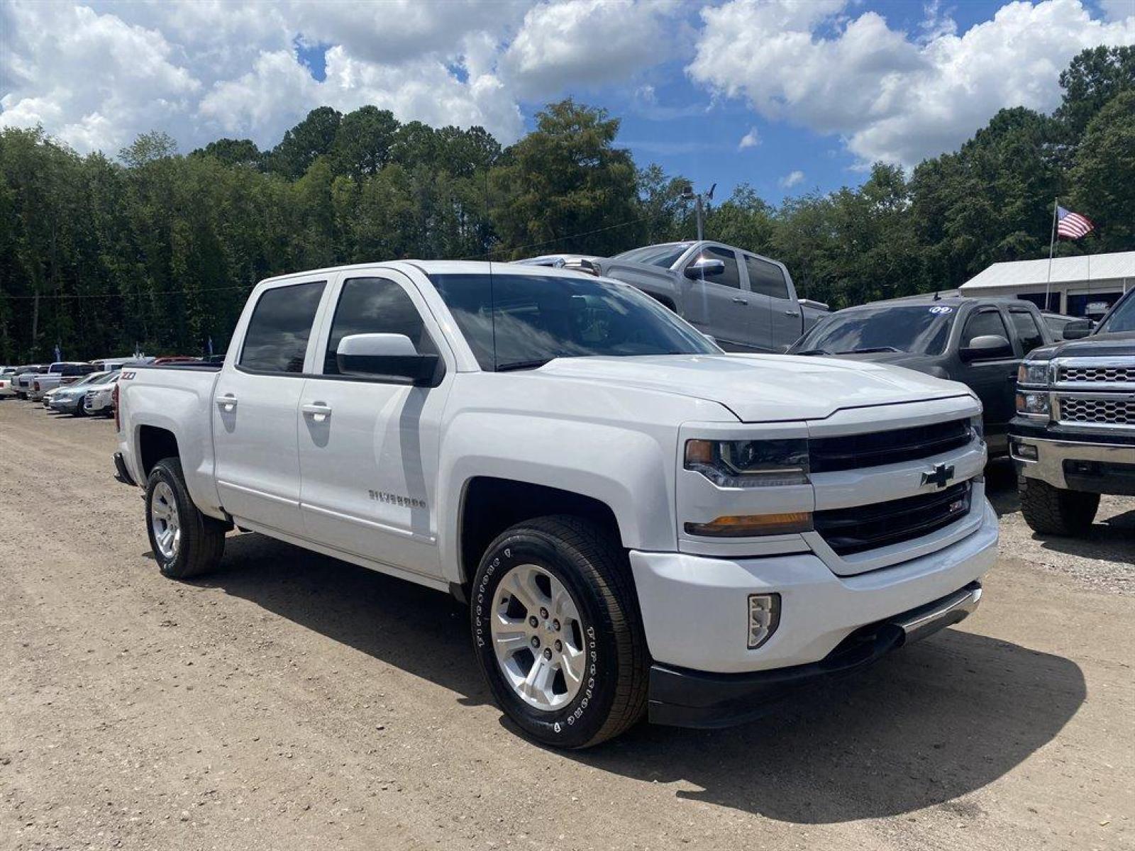 2018 White /Black Chevrolet Silverado 1500 (3GCUKREC9JG) with an 5.3l V8 DI VVT Flex 5.3l engine, Automatic transmission, located at 745 East Steele Rd., West Columbia, SC, 29170, (803) 755-9148, 33.927212, -81.148483 - Special Internet Price! 2018 Chevrolet Silverado with all black leather, backup camera, navigation, bluetooth, powered driver seat, cruise control, cold a/c! - Photo #4