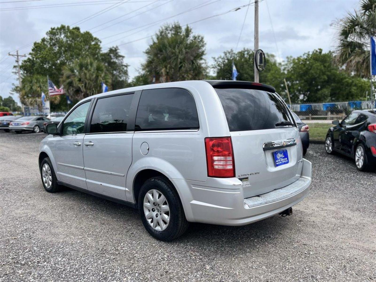 2009 Silver /Grey Chrysler Town and Country (2A8HR44E99R) with an 3.3l V6 SFI 3.3l engine, Automatic transmission, located at 745 East Steele Rd., West Columbia, SC, 29170, (803) 755-9148, 33.927212, -81.148483 - Special Internet Price! BUY HERE, PAY HERE - $780.00 DOWN PAYMENT! 2009 Chrysler Town and Country with AM/FM stereo, Aux port, Keyless entry, Cruise control, 3rd row 60/40 fold-in-floor bench seat, Cloth interior, Rear sliding doors, Powered windows, Plus more! - Photo #1