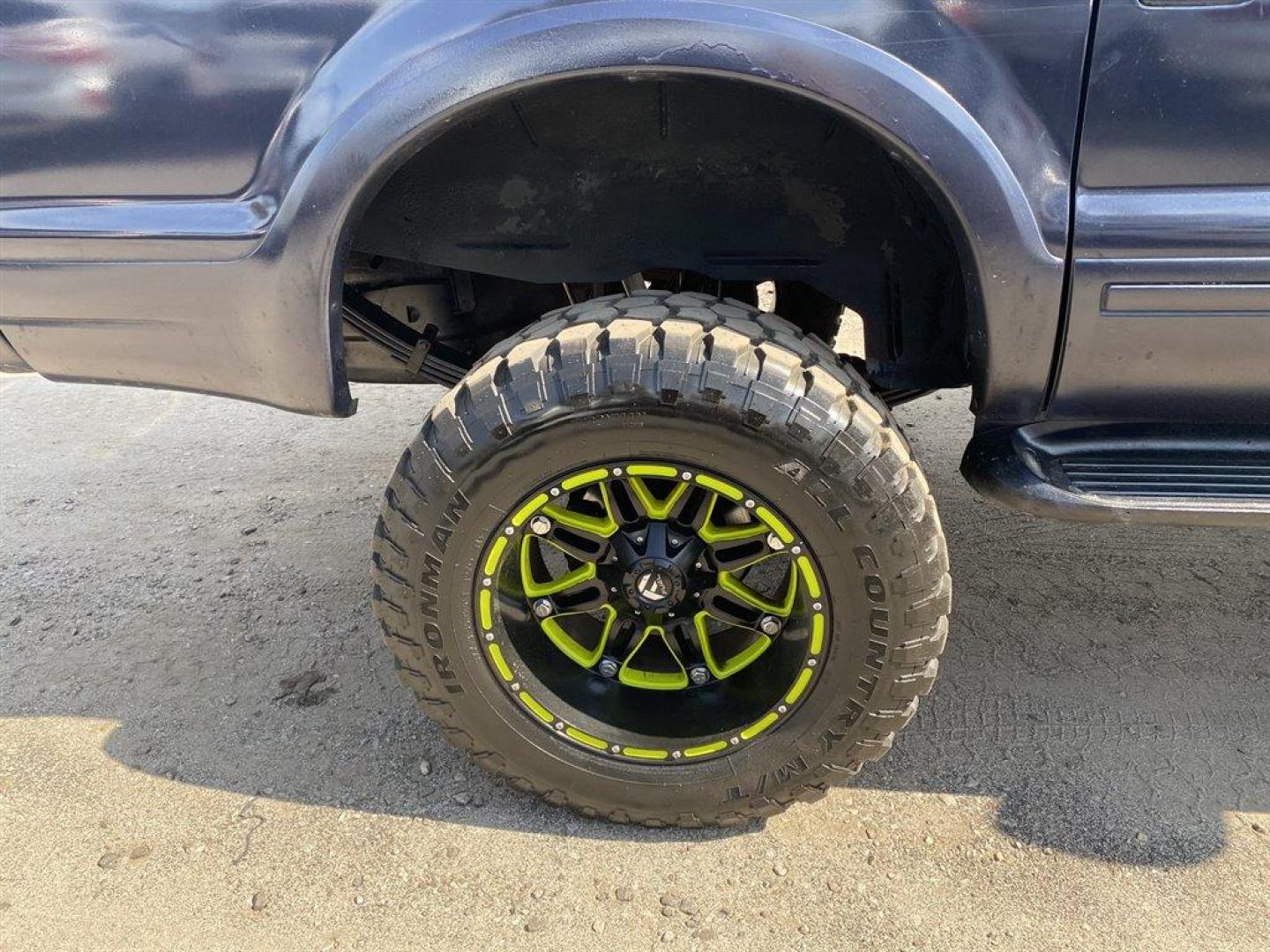 2002 Blue /Tan Ford Excursion Limited 6.8L 4WD (1FMNU43SX2E) with an 6.8l V10 EFI Sohc 6.8l engine, Automatic transmission, located at 745 East Steele Rd., West Columbia, SC, 29170, (803) 755-9148, 33.927212, -81.148483 - Special Internet Price! 2002 Ford Excursion with cruise control, all tan leather seating, front powered seats, rear entertainment, front and rear air! - Photo#29