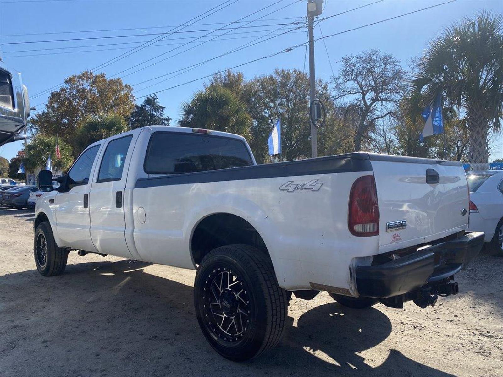 2005 White /Black Ford F350sd Lariat Crew Cab 4WD (1FTWW31P45E) with an 6.0l V8 FI Tdsl 6.0l engine, Automatic transmission, located at 745 East Steele Rd., West Columbia, SC, 29170, (803) 755-9148, 33.927212, -81.148483 - Special Internet Price! 2005 Ford F350 with all black leather seats, powered locks, lumbar support in driver seat, rear folding bench seat, cold a/c and hot heat! - Photo #1