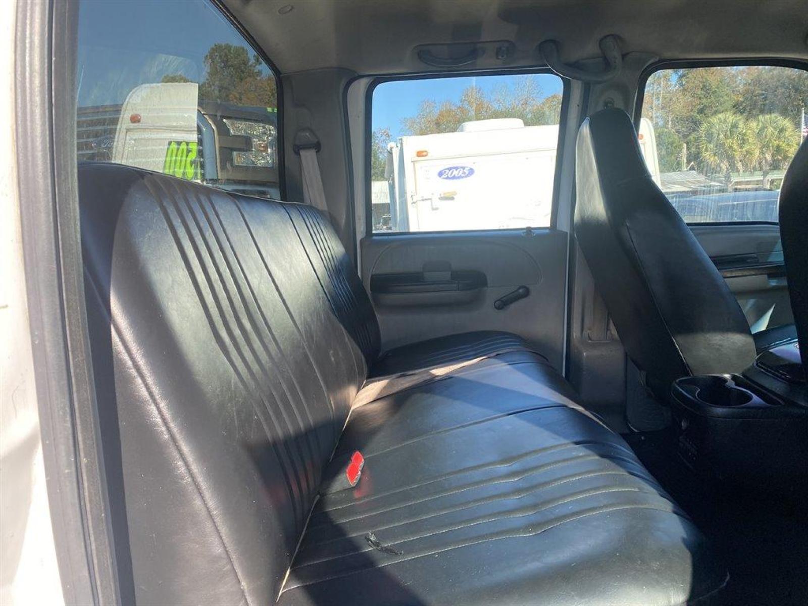 2005 White /Black Ford F350sd Lariat Crew Cab 4WD (1FTWW31P45E) with an 6.0l V8 FI Tdsl 6.0l engine, Automatic transmission, located at 745 East Steele Rd., West Columbia, SC, 29170, (803) 755-9148, 33.927212, -81.148483 - Special Internet Price! 2005 Ford F350 with all black leather seats, powered locks, lumbar support in driver seat, rear folding bench seat, cold a/c and hot heat! - Photo #19