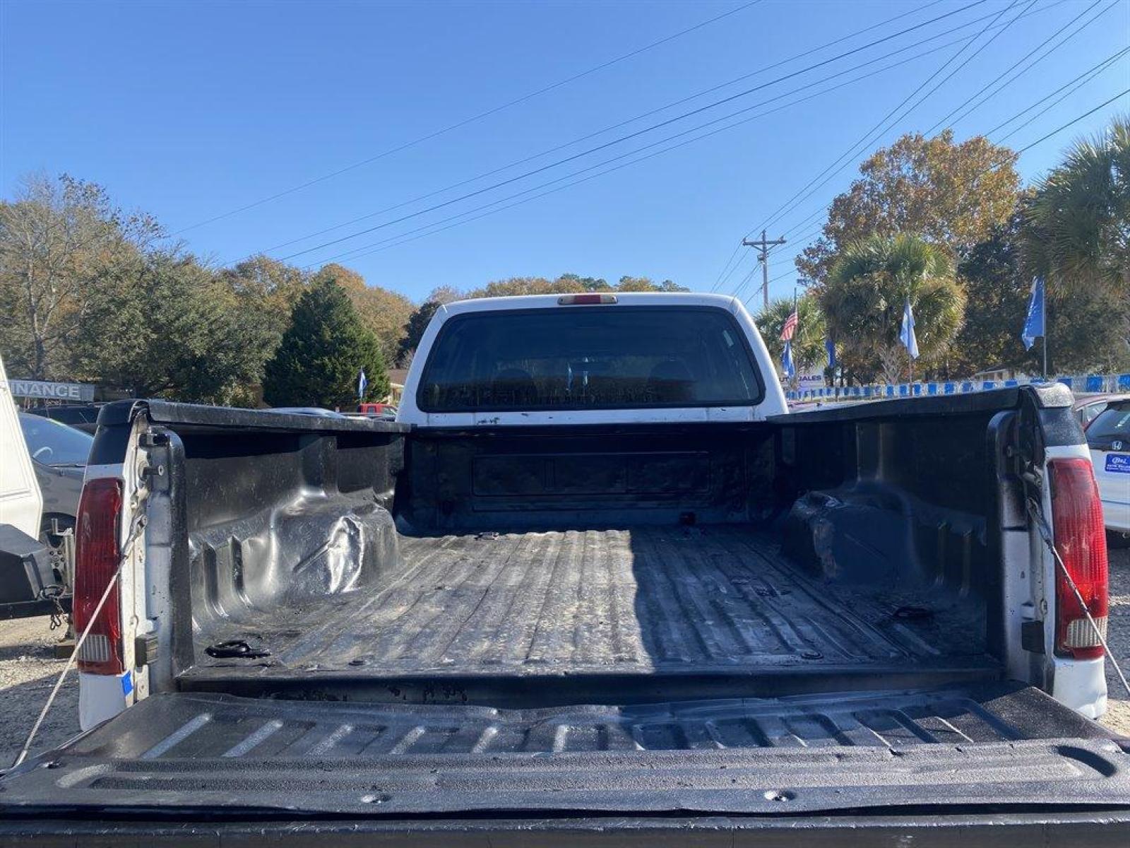 2005 White /Black Ford F350sd (1FTWW31P45E) with an 6.0l V8 FI Tdsl 6.0l engine, Automatic transmission, located at 745 East Steele Rd., West Columbia, SC, 29170, (803) 755-9148, 33.927212, -81.148483 - Special Internet Price! 2005 Ford F350 with all black leather seats, powered locks, lumbar support in driver seat, rear folding bench seat, cold a/c and hot heat! - Photo #24