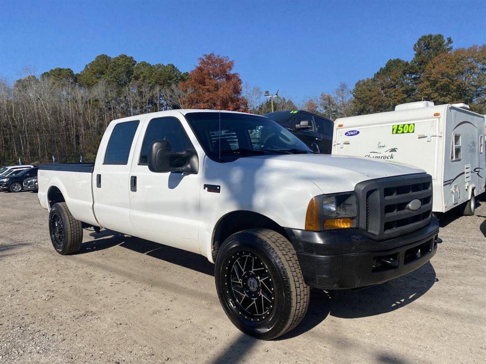 2005 White /Black Ford F350sd Lariat Crew Cab 4WD (1FTWW31P45E) with an 6.0l V8 FI Tdsl 6.0l engine, Automatic transmission, located at 745 East Steele Rd., West Columbia, SC, 29170, (803) 755-9148, 33.927212, -81.148483 - Special Internet Price! 2005 Ford F350 with all black leather seats, powered locks, lumbar support in driver seat, rear folding bench seat, cold a/c and hot heat! - Photo #3