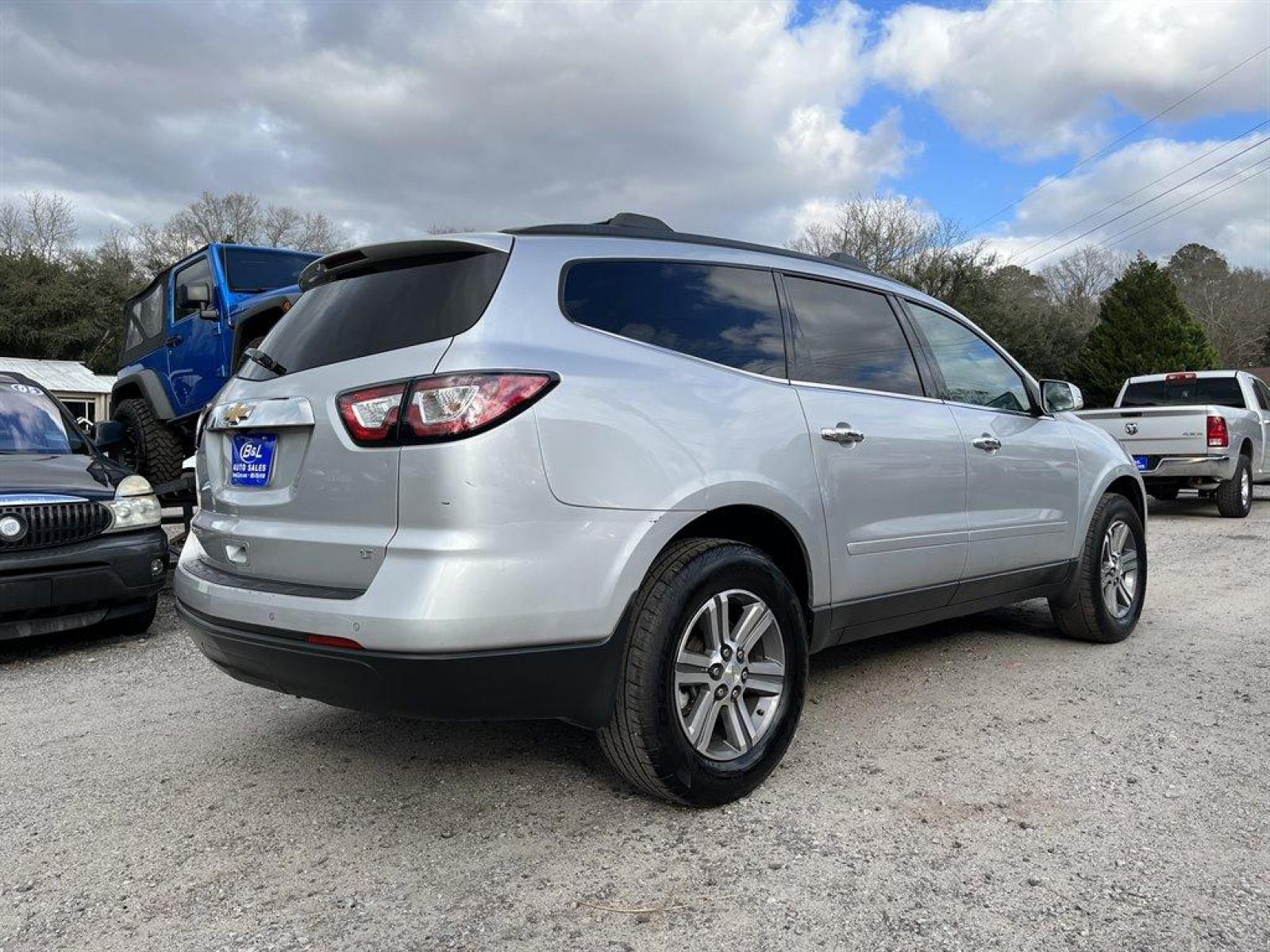 2017 Silver /Grey Chevrolet Traverse 1LT FWD (1GNKRGKD2HJ) with an 3.6l V6 DI Dohc 3.6l engine, Automatic transmission, located at 745 East Steele Rd., West Columbia, SC, 29170, (803) 755-9148, 33.927212, -81.148483 - Special Internet Price-2017 Chevrolet Traverse has trial subscription to SiriusXM, Power Front Seats, Cloth Interior, Back Up Camera, Power Windows and 3rd Row Seating - Photo #2
