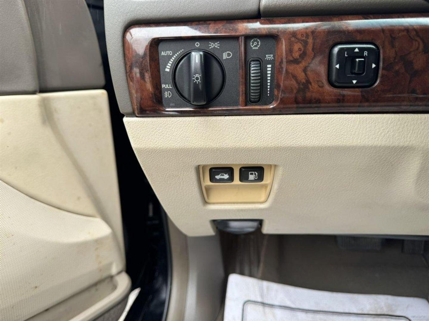 2002 Black /Tan Lincoln LS (1LNHM87A92Y) with an 3.9l V8 EFI Dohc 3.9l engine, Automatic transmission, located at 745 East Steele Rd., West Columbia, SC, 29170, (803) 755-9148, 33.927212, -81.148483 - Special Internet Price! 2002 Lincoln LS - Photo#14