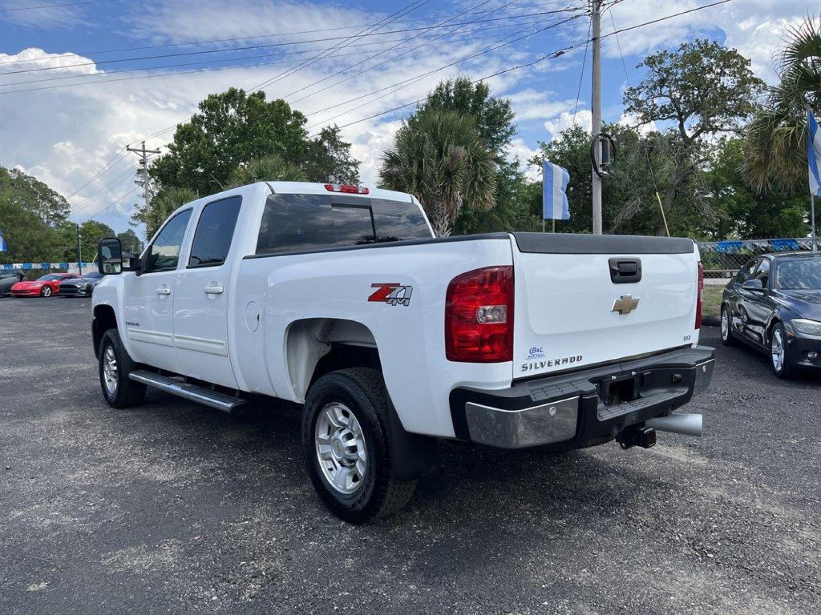 2009 White /Black Chevrolet Silverado 2500 LTZ Crew Cab Long Box 4WD (1GCHK63699F) with an 6.6l V8 DI DSL T/C 6.6l engine, Automatic transmission, located at 745 East Steele Rd., West Columbia, SC, 29170, (803) 755-9148, 33.927212, -81.148483 - Special Internet Price! 2009 Chevrolet Silverado 2500 with leather seats, backup camera, cruise control, powered windows, audio system, digital clock, auto-tone control, Radio Data System (RDS), speed-compensated volume and TheftLock - Photo #1