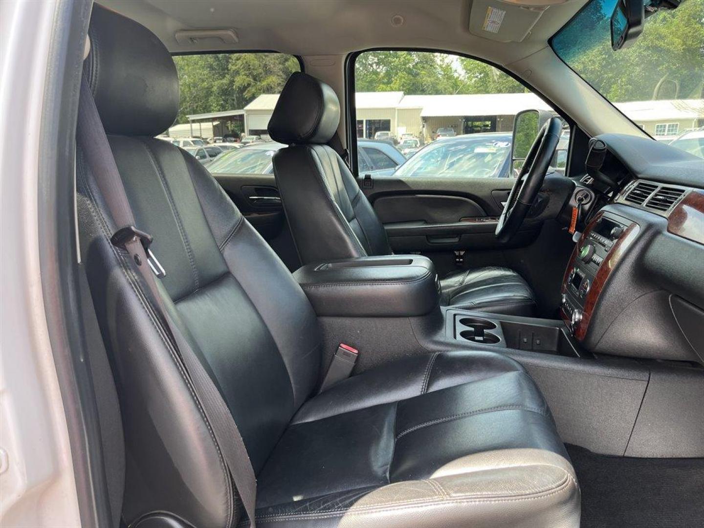 2009 White /Black Chevrolet Silverado 2500 LTZ Crew Cab Long Box 4WD (1GCHK63699F) with an 6.6l V8 DI DSL T/C 6.6l engine, Automatic transmission, located at 745 East Steele Rd., West Columbia, SC, 29170, (803) 755-9148, 33.927212, -81.148483 - Special Internet Price! 2009 Chevrolet Silverado 2500 with leather seats, backup camera, cruise control, powered windows, audio system, digital clock, auto-tone control, Radio Data System (RDS), speed-compensated volume and TheftLock - Photo#24