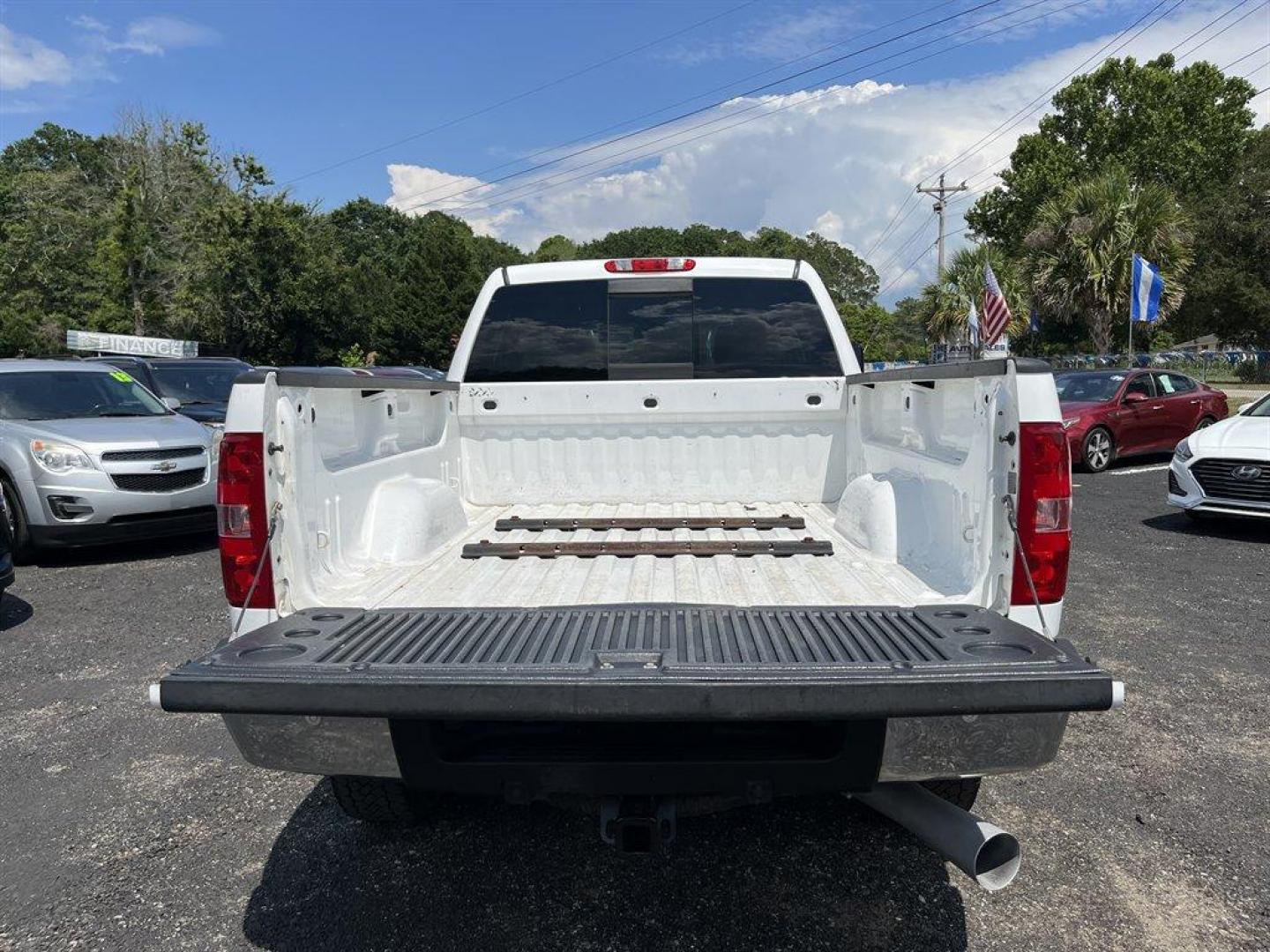 2009 White /Black Chevrolet Silverado 2500 LTZ Crew Cab Long Box 4WD (1GCHK63699F) with an 6.6l V8 DI DSL T/C 6.6l engine, Automatic transmission, located at 745 East Steele Rd., West Columbia, SC, 29170, (803) 755-9148, 33.927212, -81.148483 - Special Internet Price! 2009 Chevrolet Silverado 2500 with leather seats, backup camera, cruise control, powered windows, audio system, digital clock, auto-tone control, Radio Data System (RDS), speed-compensated volume and TheftLock - Photo#27