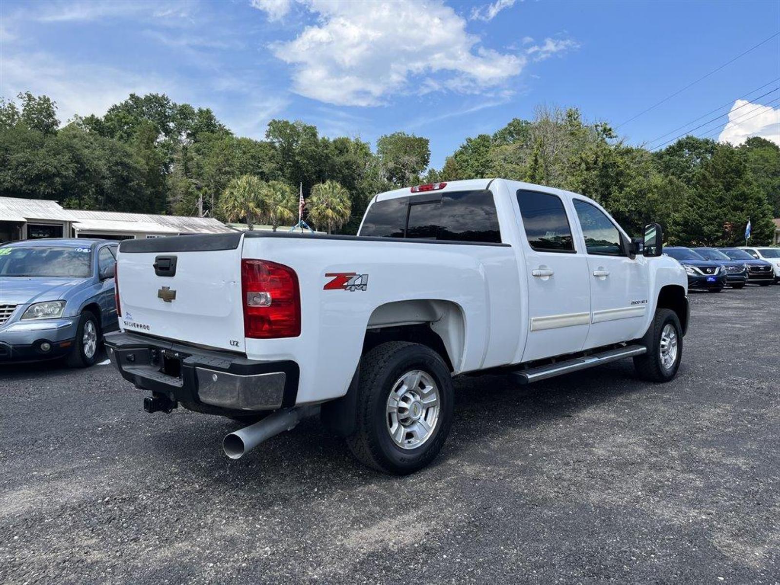2009 White /Black Chevrolet Silverado 2500 LTZ Crew Cab Long Box 4WD (1GCHK63699F) with an 6.6l V8 DI DSL T/C 6.6l engine, Automatic transmission, located at 745 East Steele Rd., West Columbia, SC, 29170, (803) 755-9148, 33.927212, -81.148483 - Special Internet Price! 2009 Chevrolet Silverado 2500 with leather seats, backup camera, cruise control, powered windows, audio system, digital clock, auto-tone control, Radio Data System (RDS), speed-compensated volume and TheftLock - Photo #2