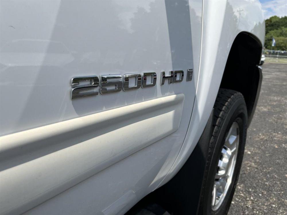 2009 White /Black Chevrolet Silverado 2500 (1GCHK63699F) with an 6.6l V8 DI DSL T/C 6.6l engine, Automatic transmission, located at 745 East Steele Rd., West Columbia, SC, 29170, (803) 755-9148, 33.927212, -81.148483 - Photo #29