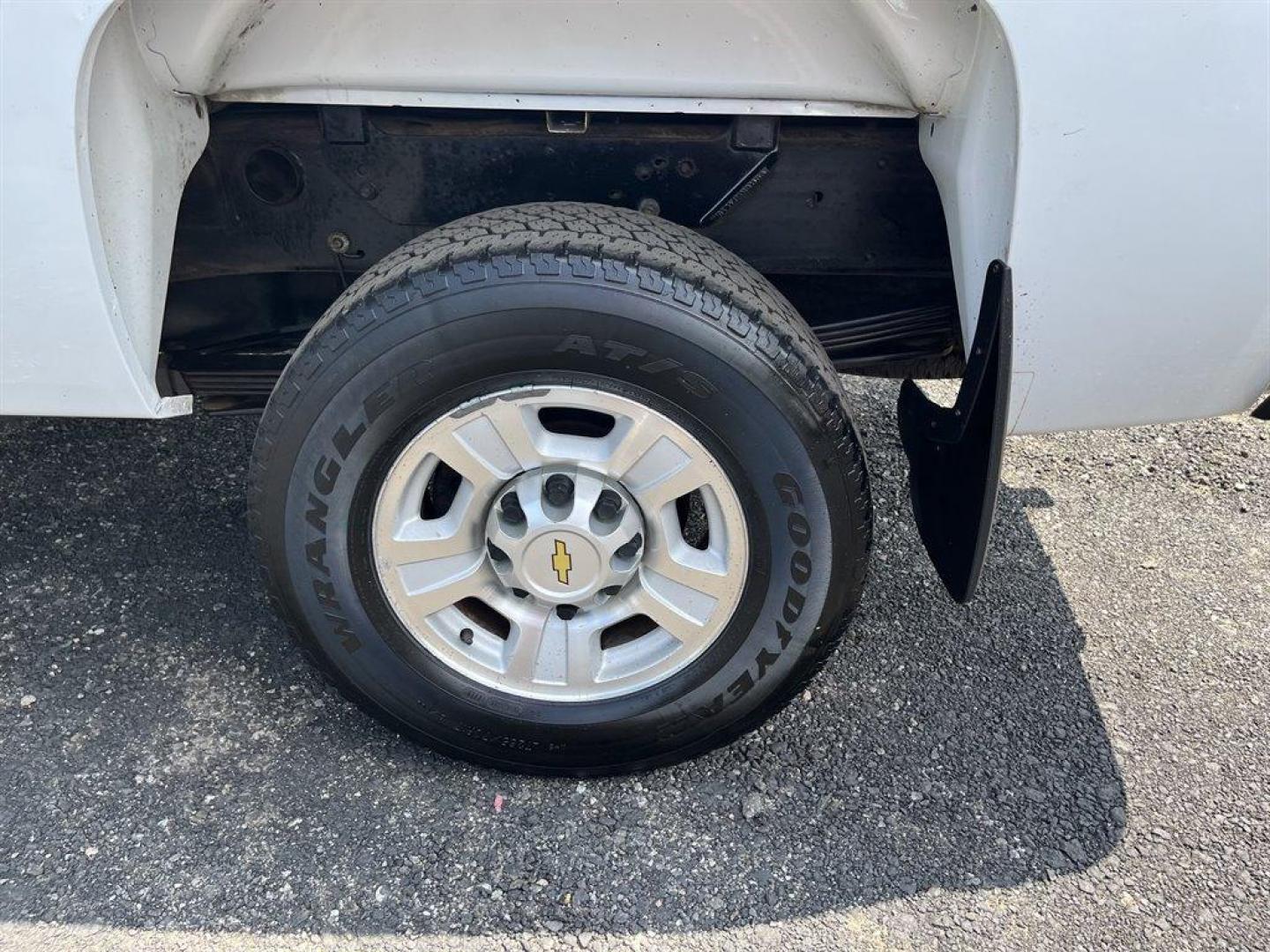 2009 White /Black Chevrolet Silverado 2500 LTZ Crew Cab Long Box 4WD (1GCHK63699F) with an 6.6l V8 DI DSL T/C 6.6l engine, Automatic transmission, located at 745 East Steele Rd., West Columbia, SC, 29170, (803) 755-9148, 33.927212, -81.148483 - Special Internet Price! 2009 Chevrolet Silverado 2500 with leather seats, backup camera, cruise control, powered windows, audio system, digital clock, auto-tone control, Radio Data System (RDS), speed-compensated volume and TheftLock - Photo#30